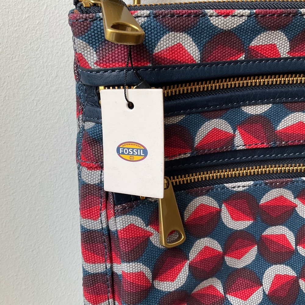 NWT Fossil Explorer Red Blue Crossbody Bag with Retro Wave Design - Picture 3 of 8